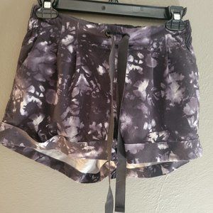 High waisted black and white lululemon shorts with pockets sz 2